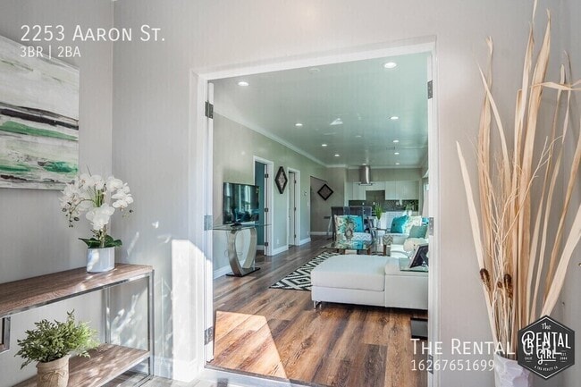 Photo - 2253 Aaron St