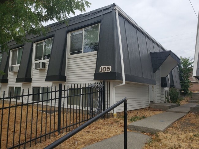 Building Photo - Spacious Centrally located 4 bed/2 bath ap... Unit 105 E. Courtland Ave. Rental