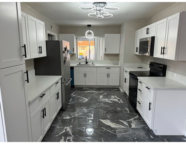 Building Photo - 10 bedrooms 7 bathrooms- 5 master bedrooms total!