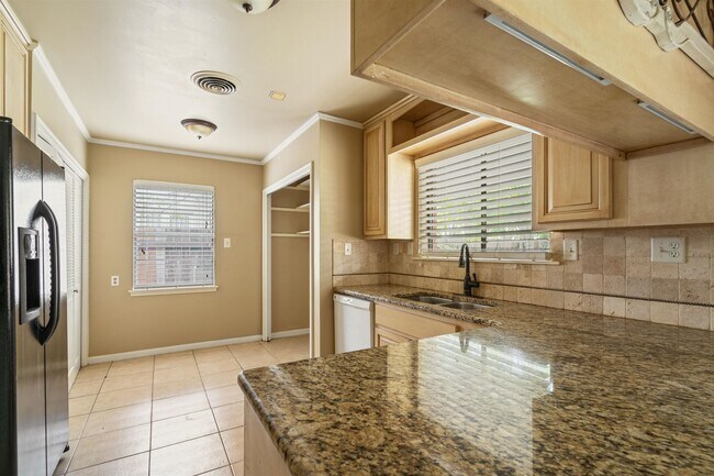 Photo - 214 W Strickland St