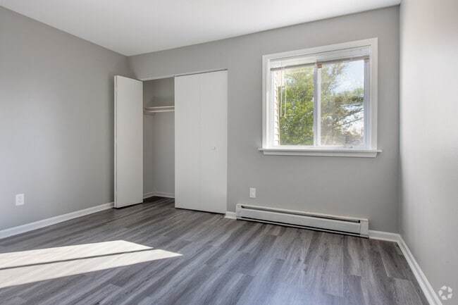2BR, 1BA - 860SF