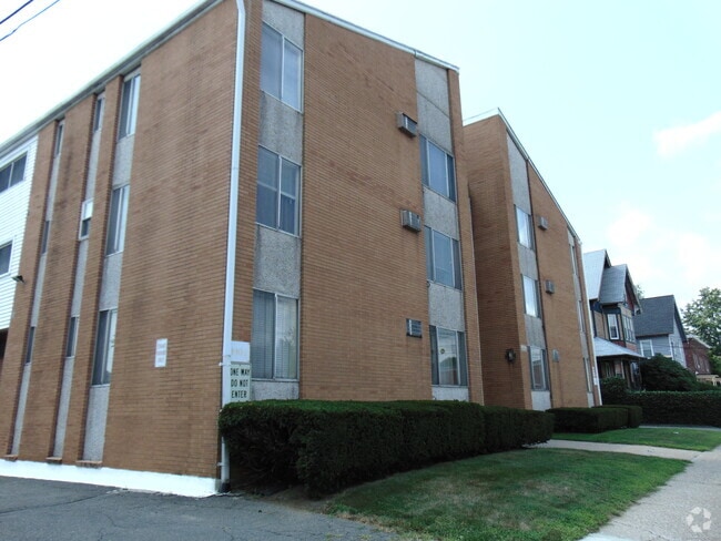 Building Photo - 87 Meadow St Rental