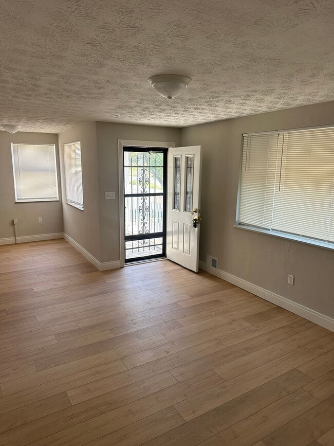 Building Photo - Move In Ready 2 Bedroom with Attached Gara... Unit A
