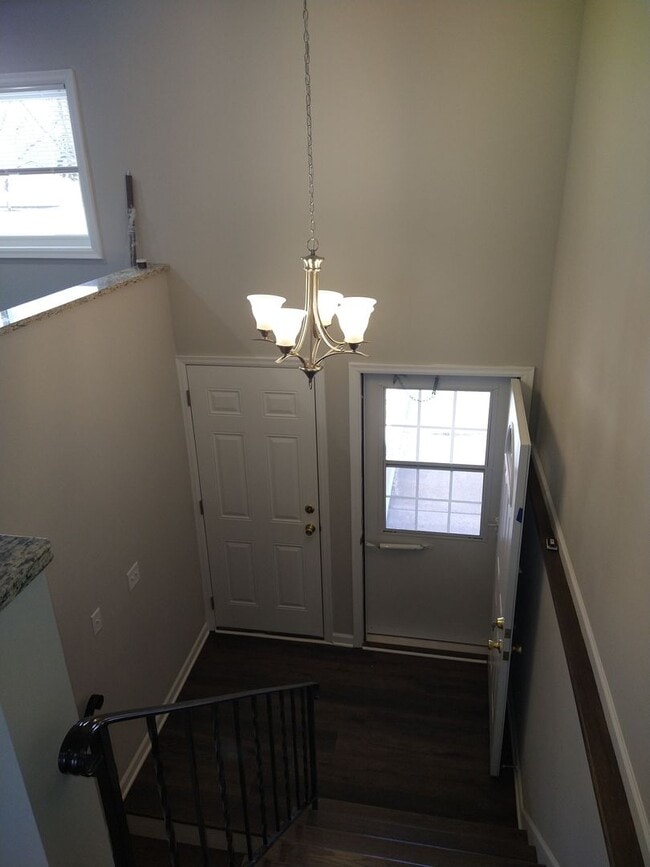 Cozy 3 Bed 1 & 3/4 Bath Townhome - Cozy 3 Bed 1 & 3/4 Bath Townhome