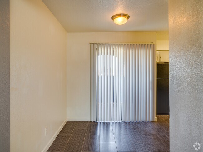 2 BR, 2 BA - 980SF