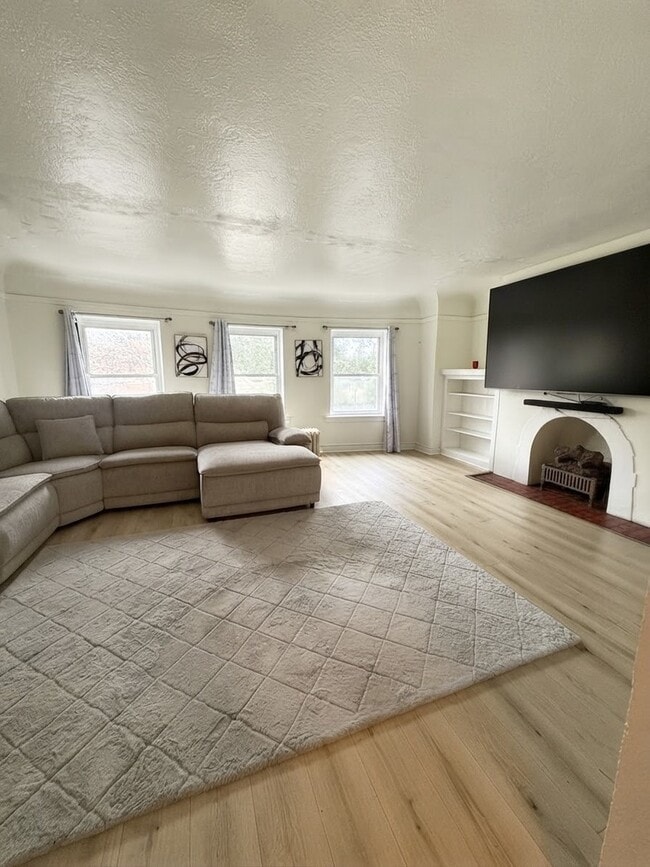 Photo - 1133 E 81st Pl