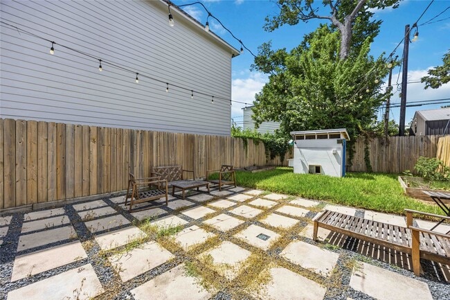 Photo - 723 W 16th St