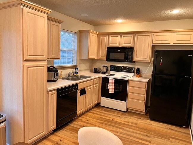 Kitchen - 3332 SW Iron Creek Dr