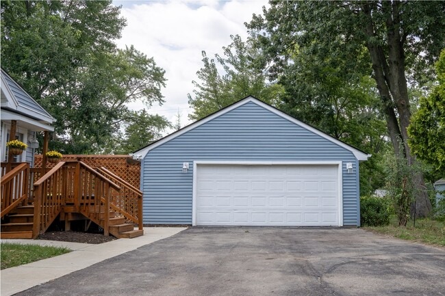 2562 Torrey Ave