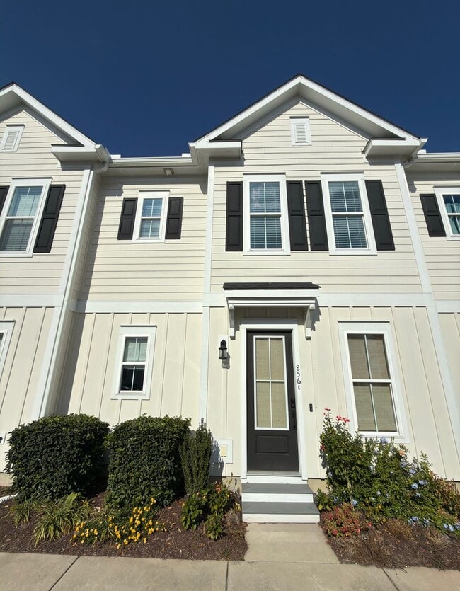 Building Photo - ELITE Townhome on Market Common! Move in ready! Make it YOURS for the Holidays!