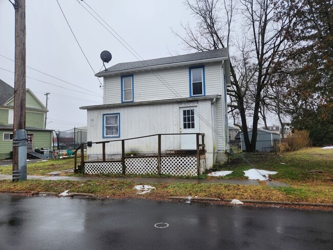 Building Photo - 722 Erie St