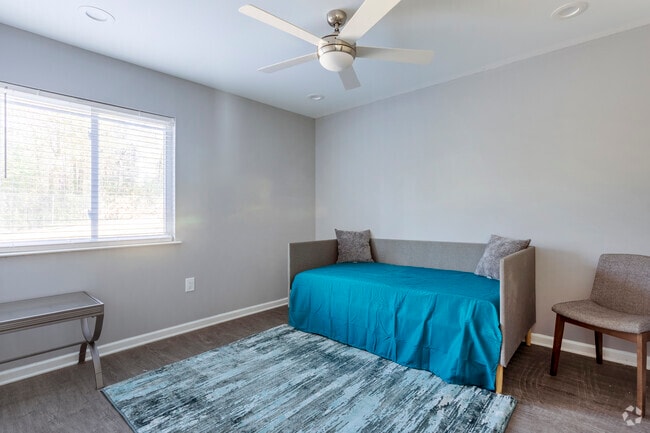 2BR, 1BA - 850 SF