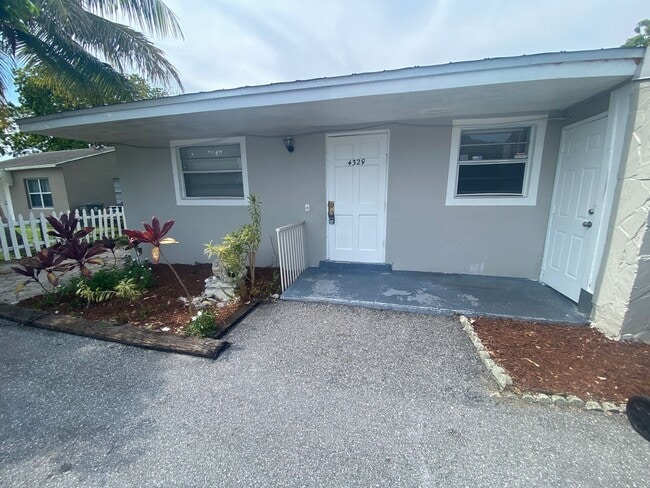 Building Photo - 4327-4329 Cocoanut Road Unit 4329