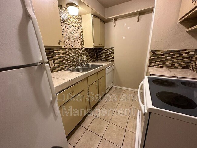 Photo - 6032 NW Expressway Unit A