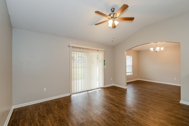 Photo - 1864 Creekview Dr