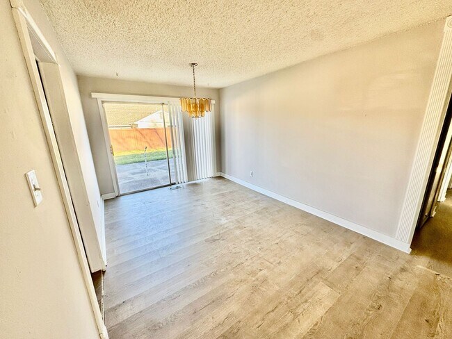 Photo - Spacious 3 Bedroom Townhouse for Rent