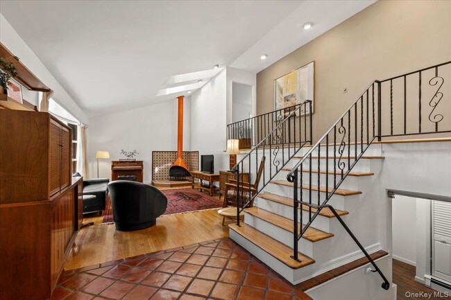 Photo - 18 Harvard Ln