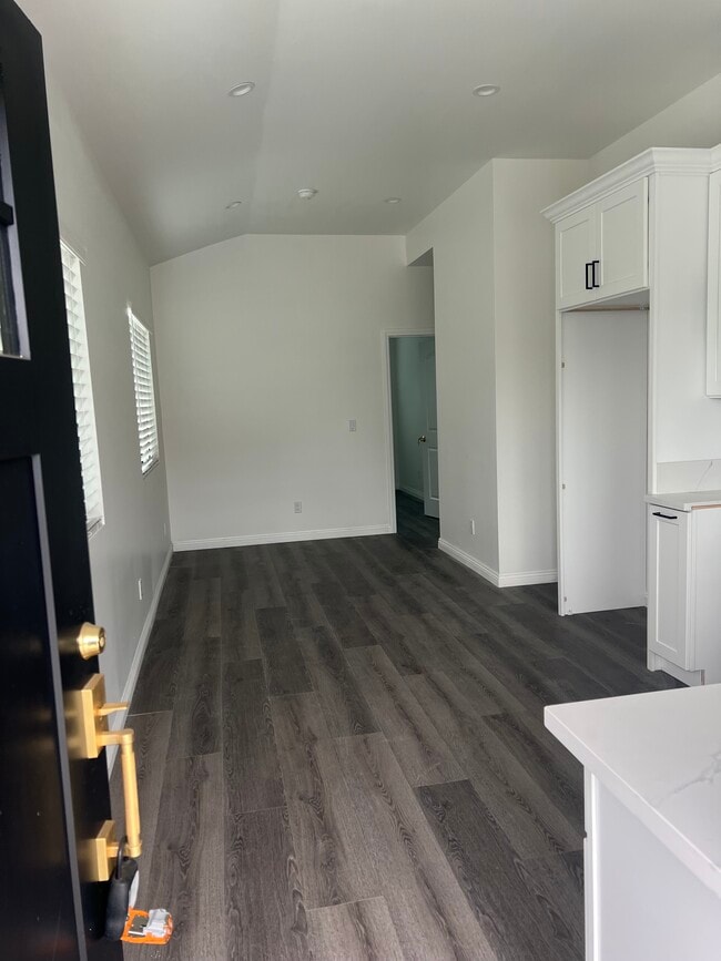 Living Room - 504 E Newmark Ave