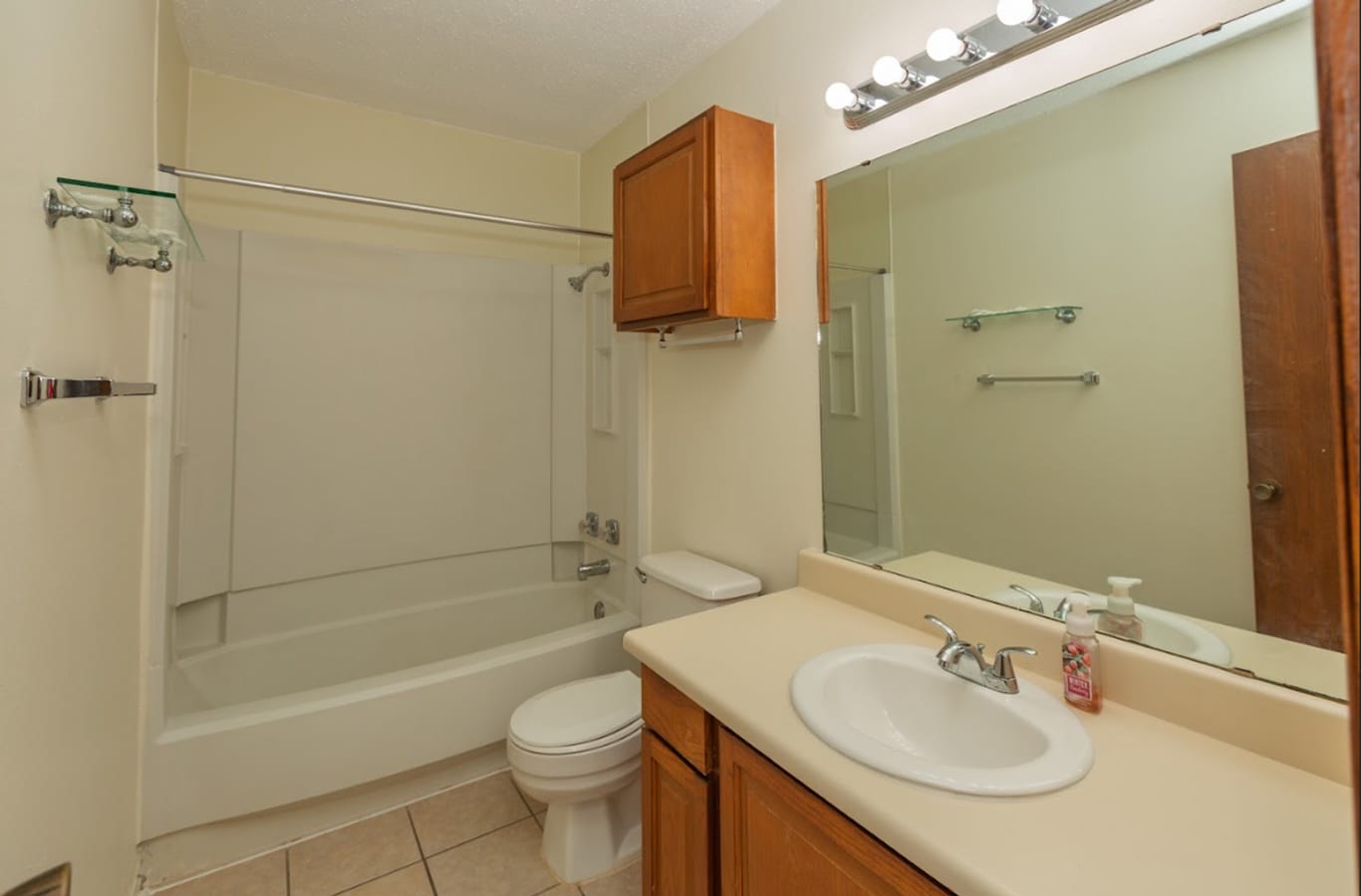 Photo - Oakview Condos Unidad 4133 NE Stallings Dr. #601