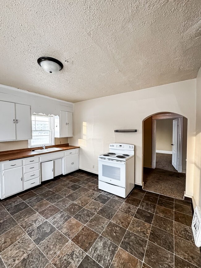 Building Photo - 5 Bed 2 Bath Single Family Home!