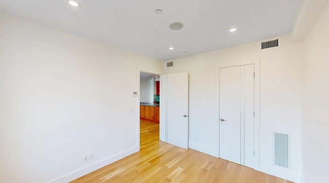 Building Photo - wonderful one bedroom for immediate move Unit 4