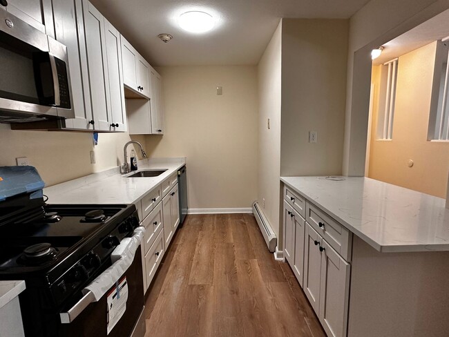 Building Photo - 435 Oaklawn Ave Unit 435 Oaklawn Ave  324 (L)