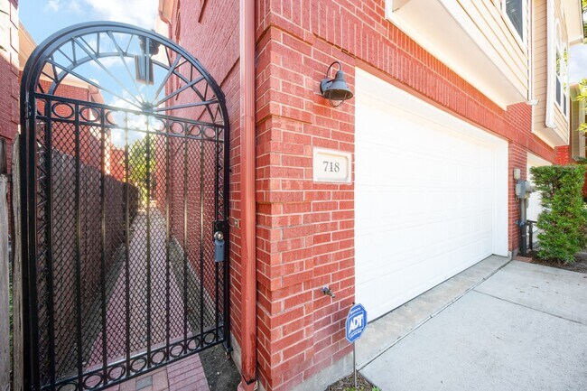 Photo - 718 Roy St