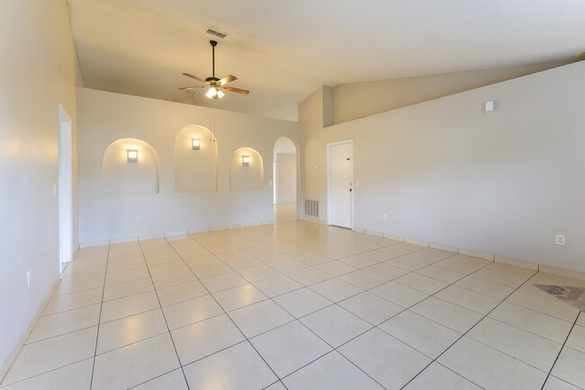 Photo - 742 Paris Dr