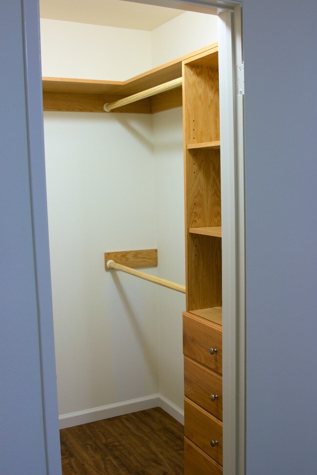 walk-in closet (enlarge me!)
