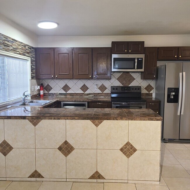 Photo - Spacious 2 BR/2.5 bath townhome near the Medical Center w/a fenced in yard!