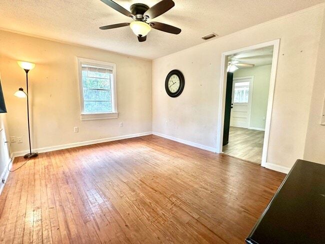 Photo - Perfectly-placed 2Bedrooms/1Bath home with sunroom in the heart of Deland!