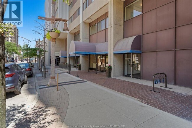 Photo - 380 Pelissier St Unité 1701