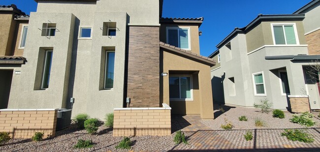 Building Photo - Beautifully designed modern townhome with attached garage.
