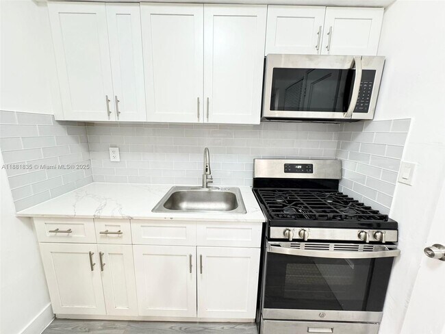 Building Photo - 7435 Byron Ave Unit 2 Rental