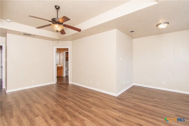 Building Photo - 608 Leo Ln