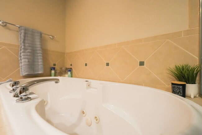Private Room for Rent with Garage Access – Bedroom 5