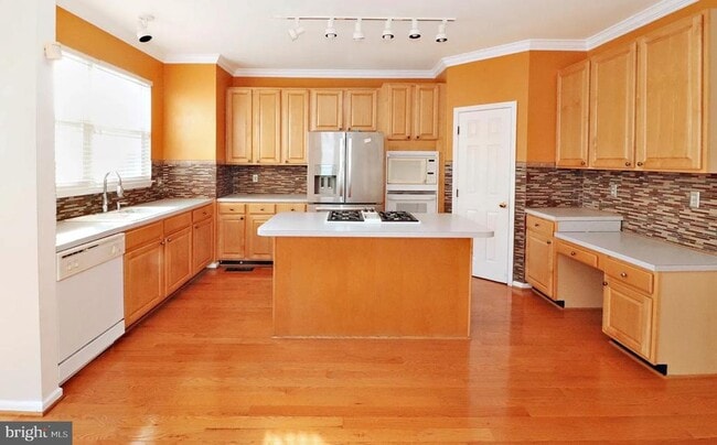 Photo - 8731 Farnham Way