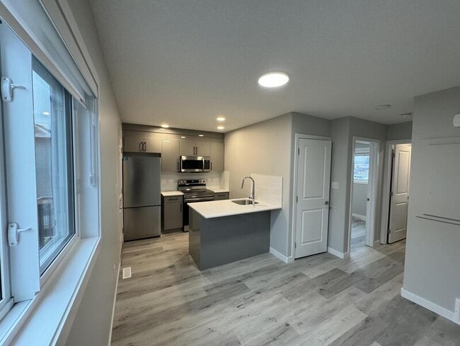 Photo - 4305-4338 38 St