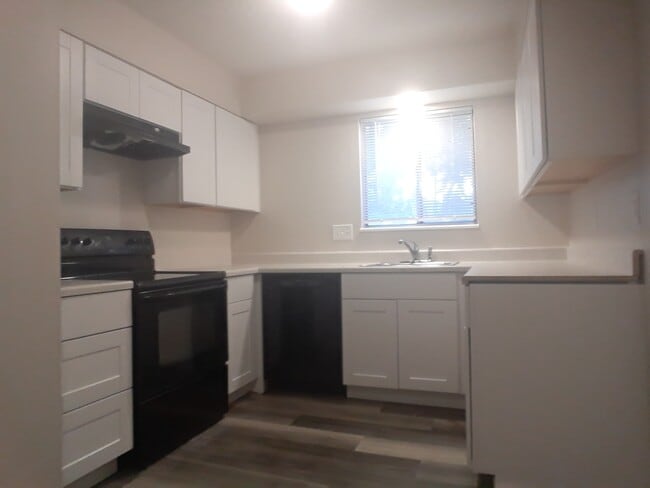 Building Photo - 4211 Forrest Hill Rd Unit 5