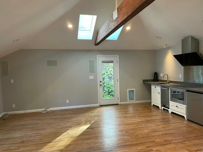 Building Photo - 1875 University Ave Rental