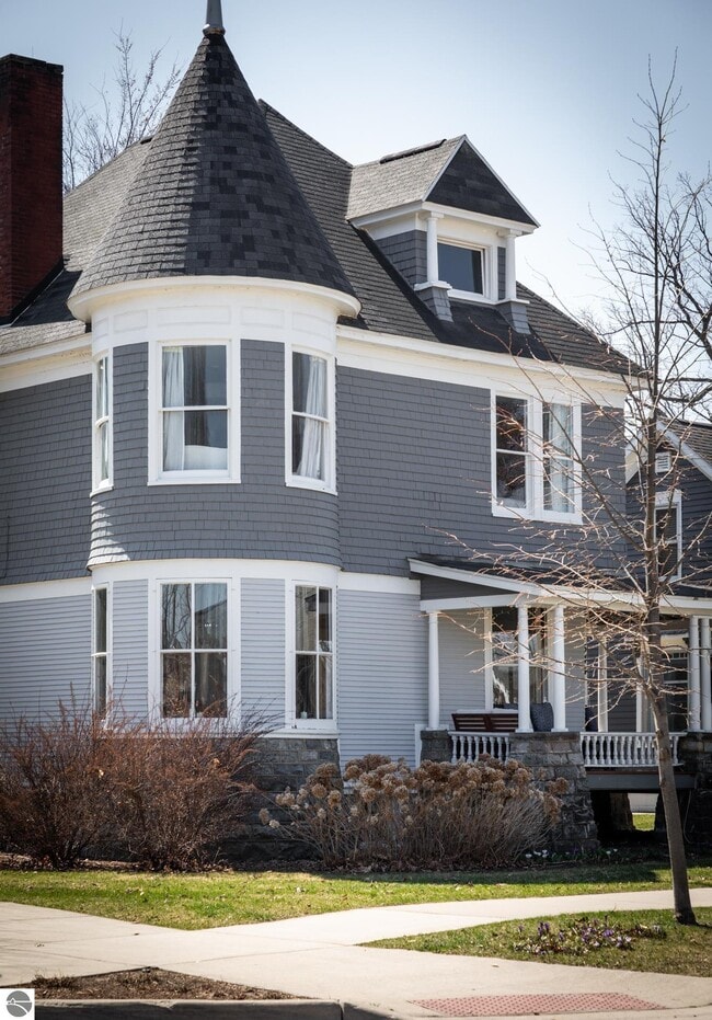 Photo - 544 E State St