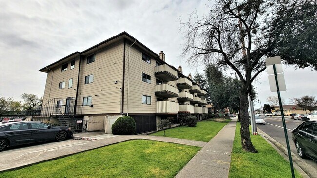 Building Photo - 29300 Dixon St Unit 215