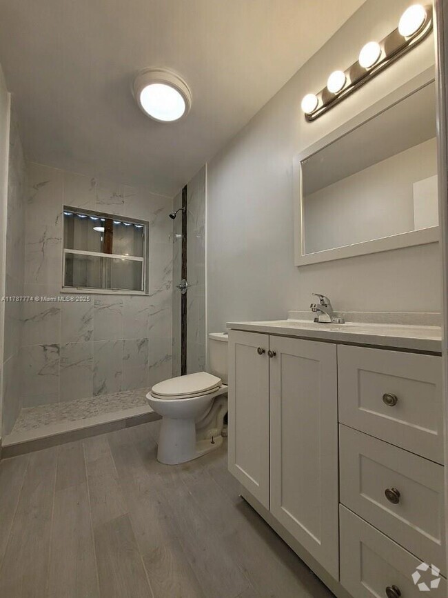Building Photo - 1719 Lincoln St Unit 2B All Utilities Included Rental