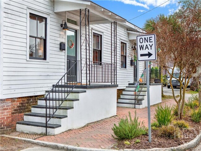 Building Photo - Charming Railroad-Style Townhouse Near Forsyth Park & Starland
