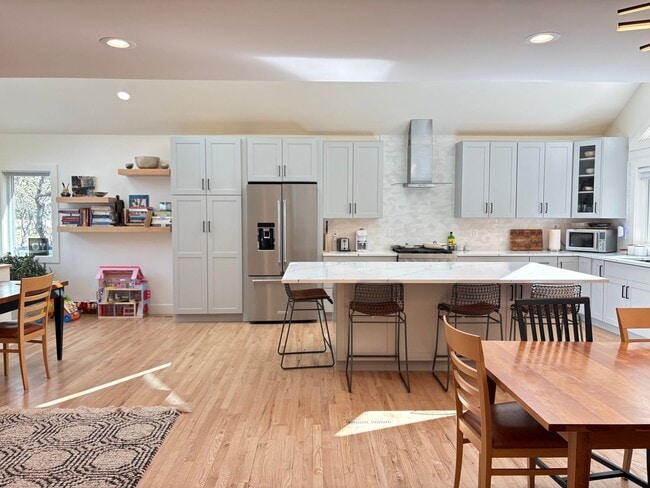 Photo - Stunning 4 bed 3.5 Bath Home in Wonderland Hills Walking Distance to Wonderland Lake. Rent Furnis...