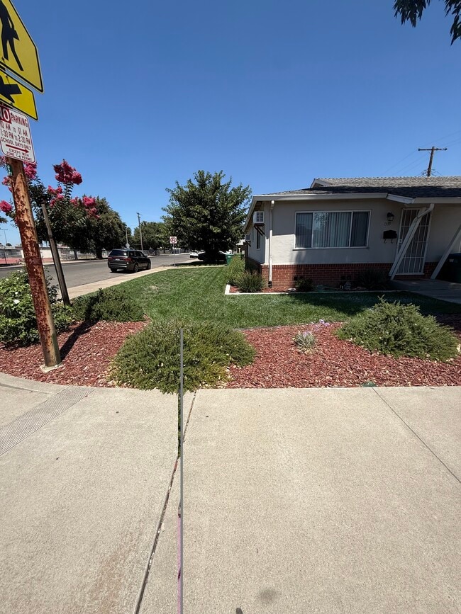 Photo - 1335 W Walnut St