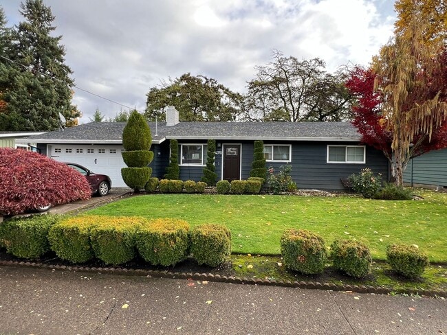 Building Photo - ?Lovely 3bed/2bath Ranch style home with HUGE private yard in ?