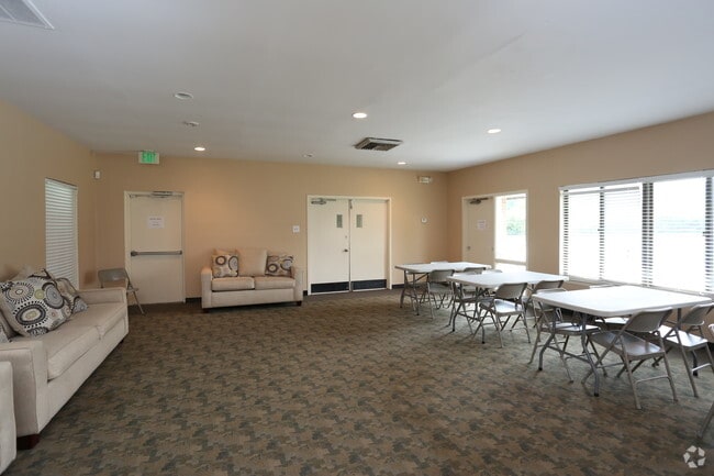 Carlyle Landing-Clubroom - Carlyle Landing Apartments