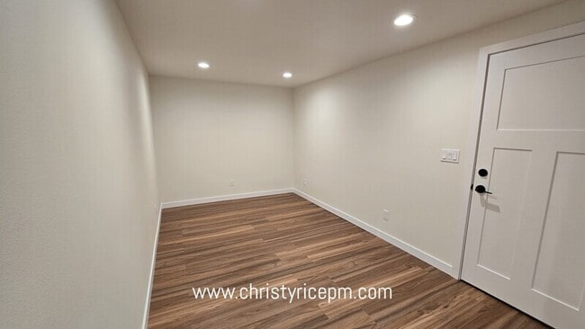 Photo - 31721 W Commercial St Unit A