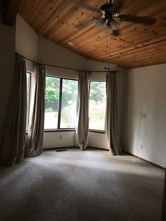 Photo - 255 Pelton Ln